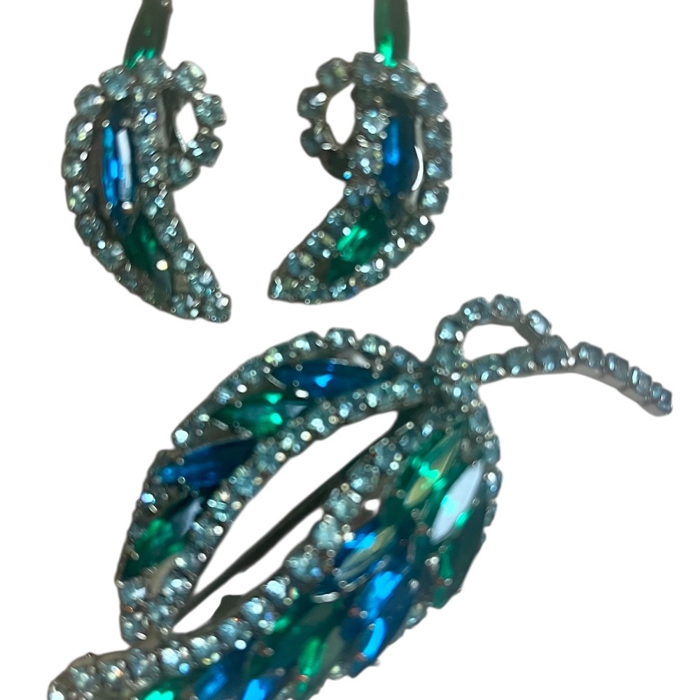 Elegant Green & Blue Leaf Jewelry Set - VTG Brooch w/ matching clip on Earrings